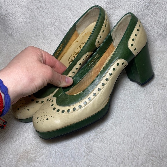 EUC True Vintage 1960s La Manche Two Tone Green/Beige Leather Cutout Shoes - Picture 3 of 16